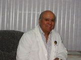 Dr. Manuel Lozano en su oficina